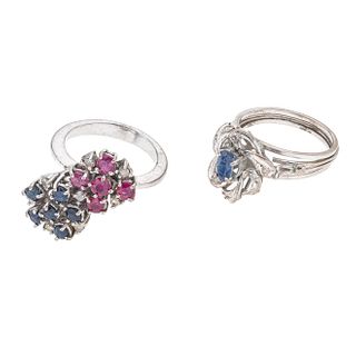 Dos anillos vintage con zafiros, rubíes y diamantes en plata paladio. 7 zafiros corte oval y redondo. 5 rubíes corte redondo.