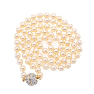 Collar con perlas, diamantes y broche en oro amarillo de 14k. 86 perlas cultivadas color crema de 6 mm.