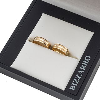 Dos argollas con diamantes en oro amarillo de 14k de la firma Bizzarro. 2 diamantes corte 8 x 8.