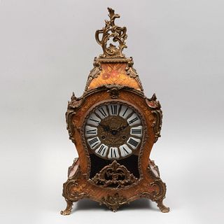 Reloj de mesa. SXX. Estilo Luis XVI. Elaborado en madera enchapada con aplicaciones de marquetería y metal dorado. Marca Lauris. 56 cm