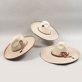 Lote de 3 sombreros de faena. México, SXX. Elaborados en palma tejida. Decorados con toquilla.
