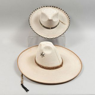 Lote de 2 sombreros de faena. México, SXX. Elaborados en palma tejida. Decorados con toquilla.