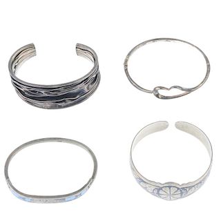 A selection of silver and white metal bangles. To include many bangles of hinged design with engrave