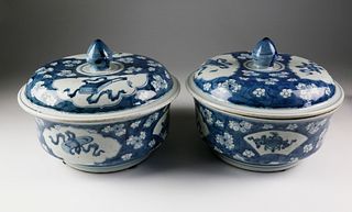 Pair of Chinese Export Blue and White Porcelain Bowls with Covers, mid 19th Century