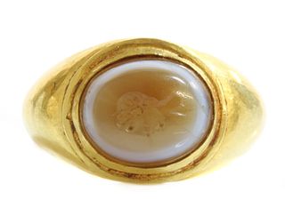 A Roman gentlemen's high carat gold 'eye' agate intaglio ring,