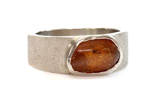 A gentlemen's 18ct white gold single stone amber ring,