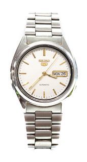 A gentlemen's stainless steel Seiko '5' automatic skeleton back bracelet watch,