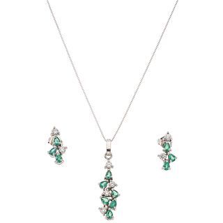 SET OF CHOKER, PENDANT AND PAIR OF EARRINGS WITH EMERALDS AND DIAMONDS IN 14K AND 18K WHITE GOLD