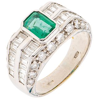 RING WITH EMERALD AND DIAMONDS IN 18K WHITE GOLD Octagonal cut emerald~0.70 ct, different cut diamonds. Size: 7½