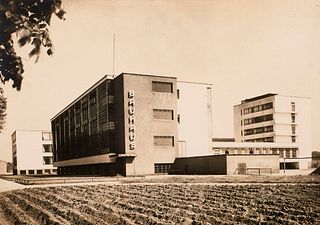   Sammlung von 16 Postkarten und einer Photographie u.a.  mit Abbildungen von Bauhaus-Gebäuden. Je ca. 9 x 14 cm.