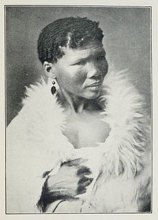   Specimens of Bushman Folklore. Mit zahlr. tls. farb. u. photogr. Tafeln. London, Allen, 1911. XL, 468 S., 4 Bll. (Verlagsanz.). Gr.-8°. OLwd. mit Ko