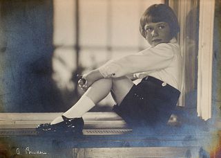 Binder, Alexander Mädchen am Fenster. Originalphotographie. Vintage. Silbergelatineabzug. Berlin, um 1920. Format ca. 17 x 23 cm.