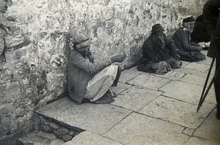   Sammlung von 172 OPhotographien und 57 (Photo-) Postkarten (17 farb.) mit Aufnahmen einer Reise nach Jerusalem, Bethlehem u.a. Um 1920-1930. Photofo