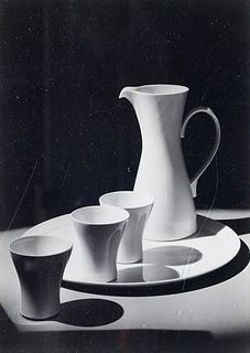 Moegle, Willi Sammlung von 90 OPhotographien mit Porzellan-Arrangements. Vintages. Silbergelatineabzüge. 1950er Jahre. Format vorwiegend ca. 23,5 x 17