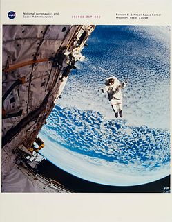   STS-64 astronaut Mark C. Lee backdropped against the blue and white Earth. 16. September 1994. OPressephoto. Farbphotographie. 25,5 x 20 cm.