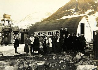   Nordlandreise 1913. Album mit 90 Originalphotographien und Photopostkarten. Versch. Formate von ca. 8,5 x 13 cm bis 17,4 x 69,2 (Panorama). Meist so