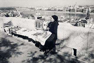   Sammlung von ca. 87 Pressephotographien mit Aufnahmen aus Ungarn. Silbergelatineabzüge. Um 1950-1990. Format vorwiegend 17,5 x 25 cm.