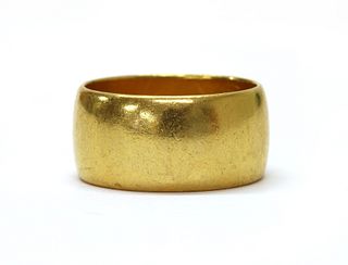 A 22ct gold wedding ring,