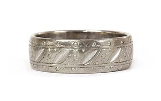 LOT WITHDRAWN An 18ct white gold engraved wedding band ring,