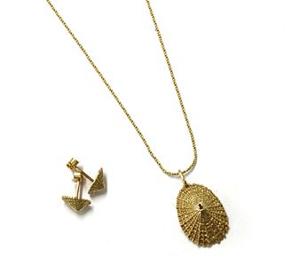A gold limpet shell form pendant and earrings suite,