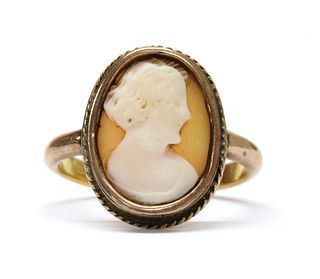 A gold cameo ring,