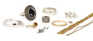 A small quantity of jewellery,