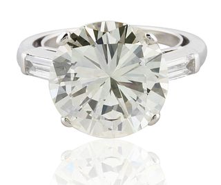 A 7.36 CT ROUND BRILLIANT AND TRAPEZOID DIAMOND RING 