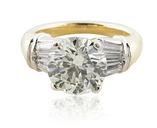 A 4.30 CT BRILLIANT ROUND CUT DIAMOND RING SET IN 18KT GOLD BAND