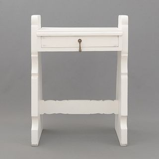 Mesa de noche. SXX. Elaborada en madera laqueada color blanco. Cubierta rectangular, cajón con tirador de metal.