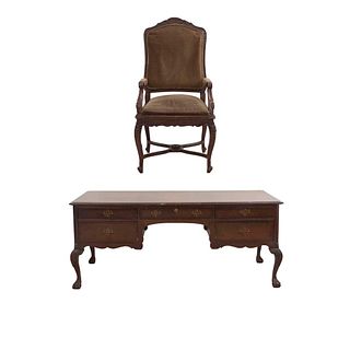 Escritorio y sillón. SXX. Talla en madera. Uno estilo Chippendale con 5 cajones y otro con respaldo y asiento en tapicería.