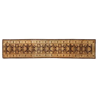 Tapete de pasillo. SXX. Estilo Tabriz. Elaborado en fibras de lana y algodón. Con motivos orgánicos, florales y grecas. 475 x 75 cm
