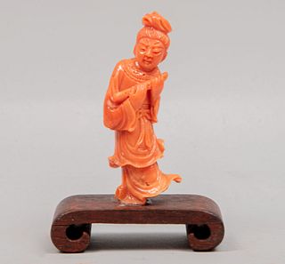 Quan Yin. China, SXX. Tallada en coral naranja. Con base de madera. 7 cm de altura.