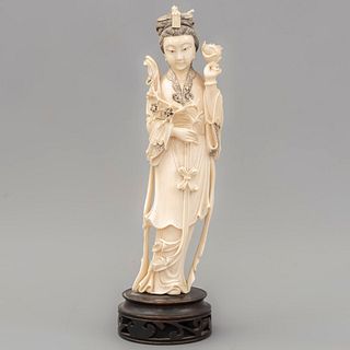 Dama con flor de cerezo. China, SXX. Talla en marfil esgrafiado y entintado. Con base de madera. 20 cm de altura.