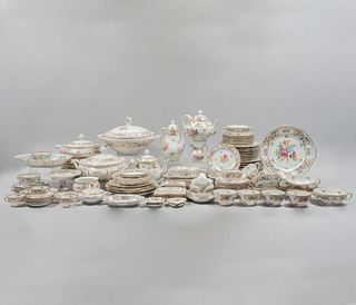 Servicio abierto de vajilla. Alemania. SXX. Elaborada en porcelana de Bavaria. Diferentes sellados y diseños. Total: 141 piezas.