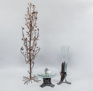 Lote de 3 piezas. SXX. Elaborados en herrería y vidrio soplado. Consta de porta velas con diseño de árbol, frutero y florero. 98 cm alt