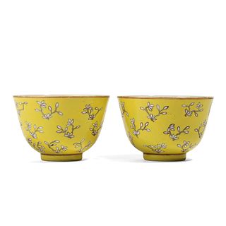 A PAIR OF YELLOW-GROUND 'FLOWERS' BOWLS