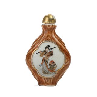A FAMILLE-ROSE 'LADY' SNUFF BOTTLE