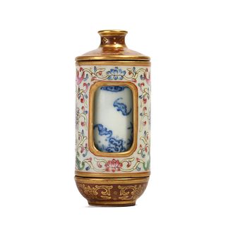 A FAMILLE-ROSE SNUFF BOTTLE WITH A ROTATABLE CORE