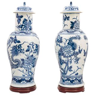 PAR DE TIBORES CHINA, PRINCIPIOS DEL SIGLO XX Elaborados en porcelana pinyin de color blanco, decorada con pigmento azul 62 cm | PAIR OF JARS CHINA, E