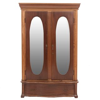 Armario. SXX. Elaborado en madera. 2 puertas con espejo de luna oval biselada, espacio para entrepaños, cajón y soportes semicurvos.