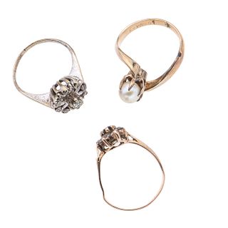 Tres anillos con diamantes, perla y zafiro en oro amarillo de 9k y plata .925. 1 diamante corte brillante de 0.12 ct.