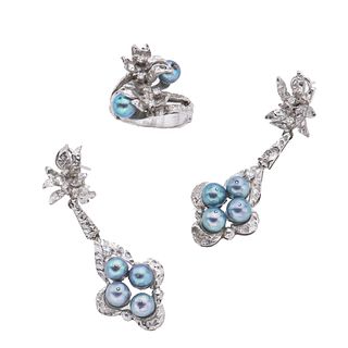 Anillo y par de aretes vintage con perlas y diamantes en plata paladio. 10 perlas cultivadas color azul de 5 mm.
