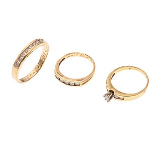 Tres anillo con diamantes en oro amarillo de 14k. 1 diamante corte brillante de .015 ct. 18 diamantes corte 8 x 8.