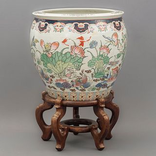 Pecera. Origen oriental, SXX. Estilo cantonés. Elaborada en porcelana. Decorada con elementos orgánicos y florales. 35 cm de altura.