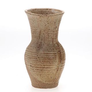 Karen Karnes, pottery vase