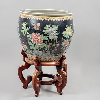 Pecera. China, SXX. Elaborada en cerámica policromada. Decorada con elementos florales, vegetales, orgánicos y peces.