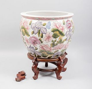 Pecera. China, SXX. Elaborada en porcelana. Con base de madera. Decorada con elementos florales. 29 cm de altura.