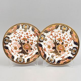 Par de platos decorativos. SXX. Elaborados en porcelana Tiffany & Co. Decorados con motivos florales, vegetales y esmalte dorado. 25 cm