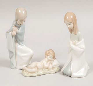 Virgen María, san José y Niño Jesús en pesebre. España, SXX. Elaboradas en porcelana Lladró. Acabado brillante. 15 cm de altura.
