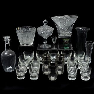 Lote de 30 piezas. Diferentes orígenes y diseños. SXX. Elaborados en vidrio soplado y cristal, una Baccarat.